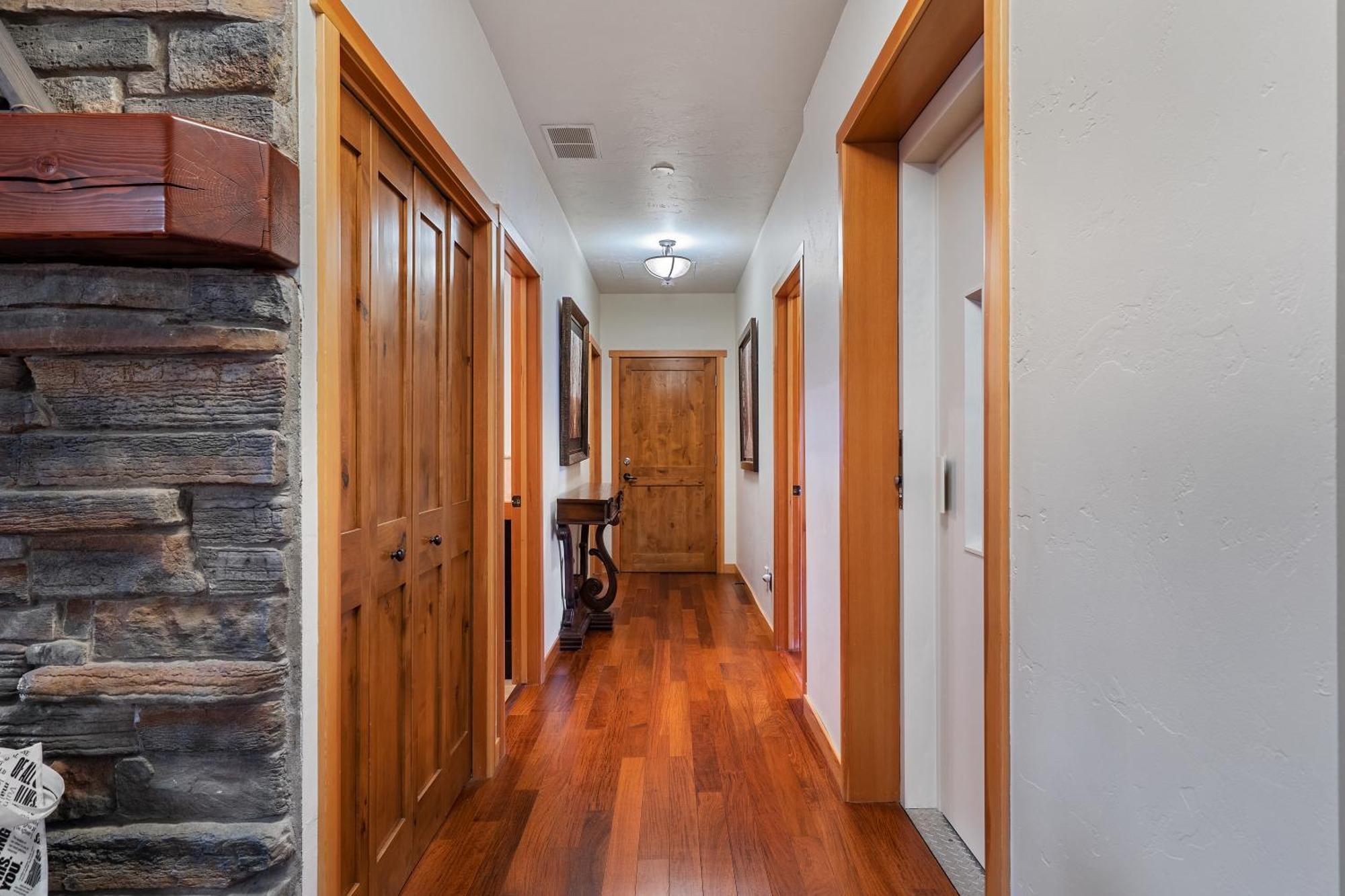 Parkland301 Sunlit 2,000 Ft² Penthouse With Mtn View Apartman Canmore Kültér fotó