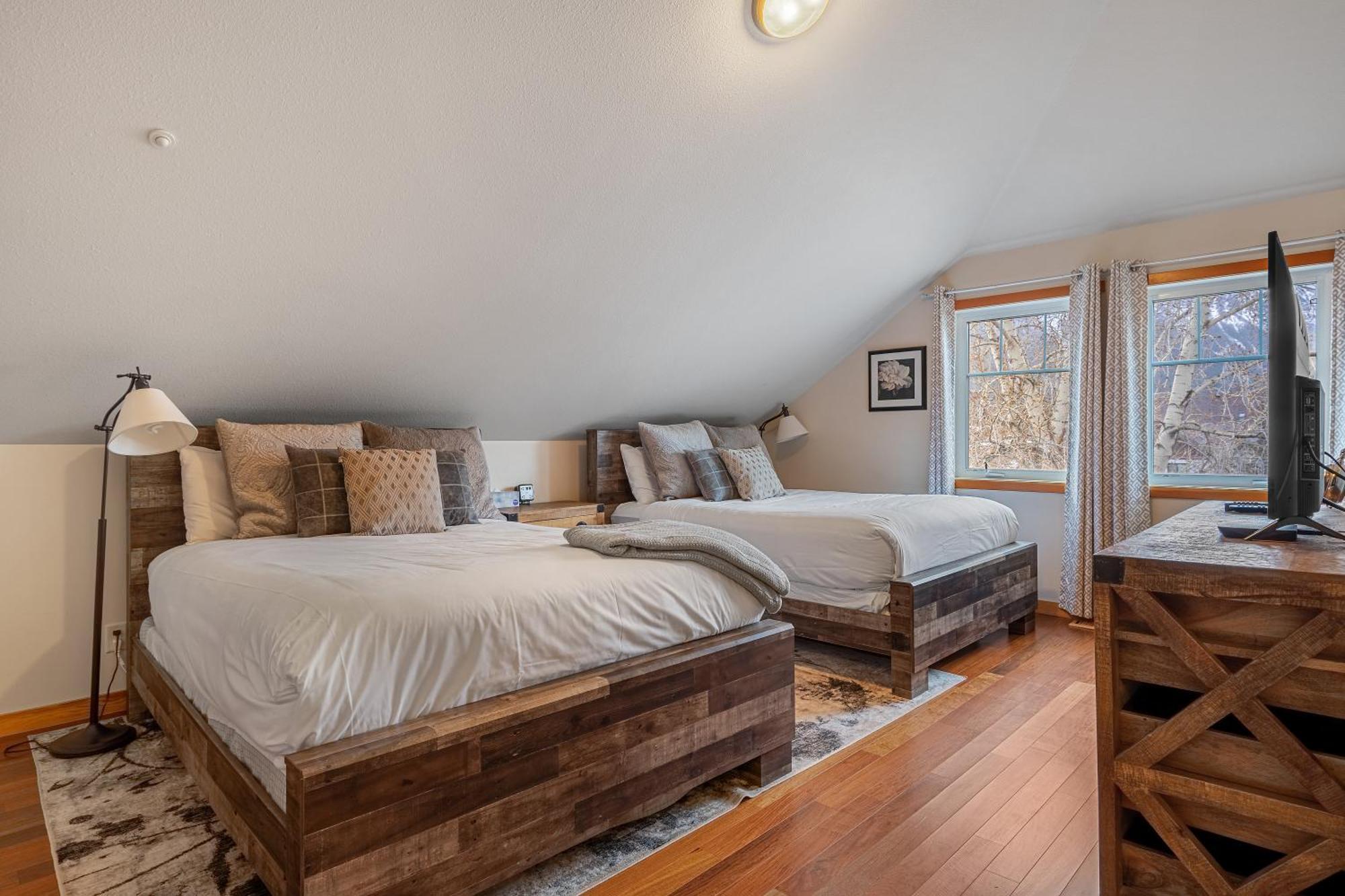 Parkland301 Sunlit 2,000 Ft² Penthouse With Mtn View Apartman Canmore Kültér fotó
