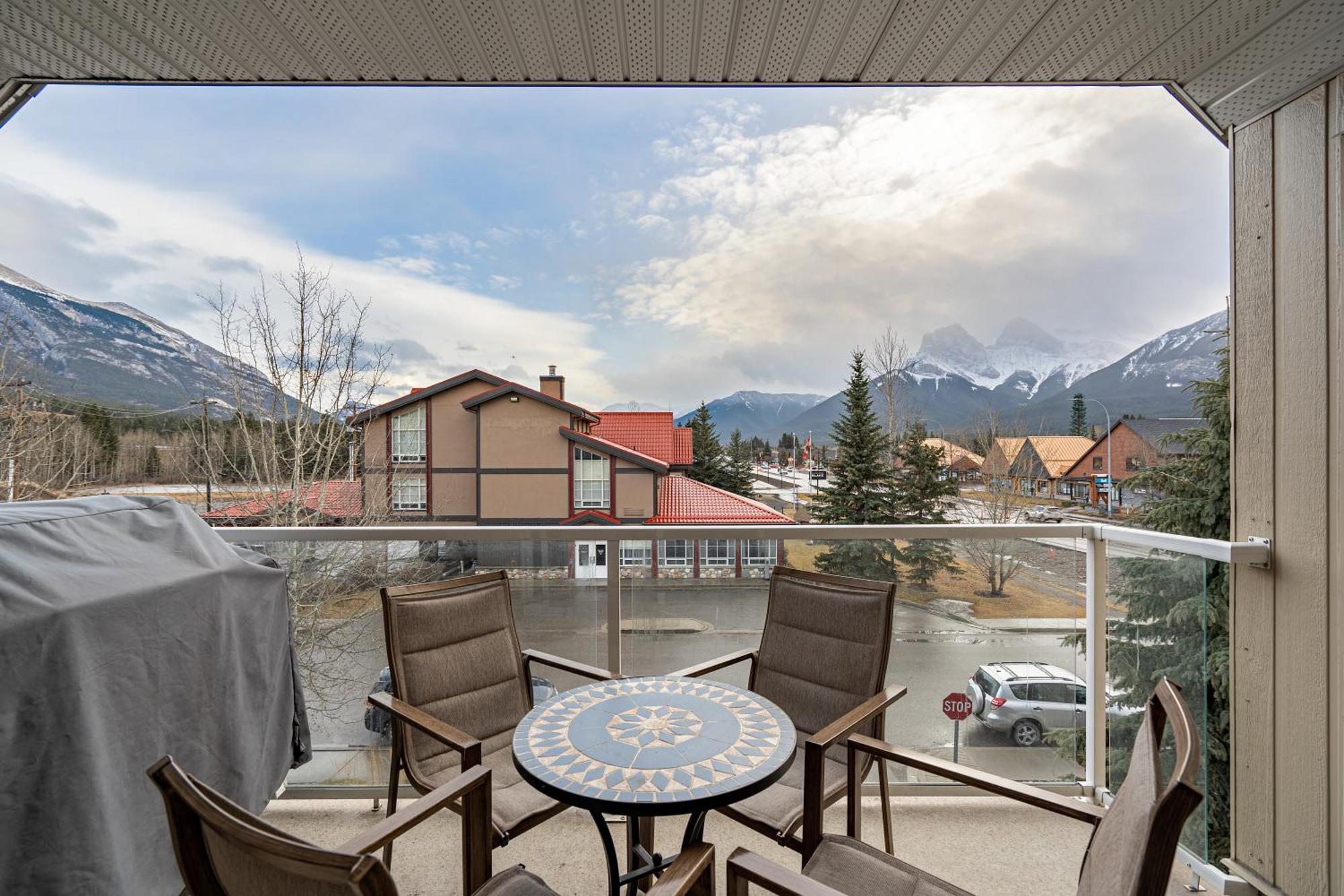 Parkland301 Sunlit 2,000 Ft² Penthouse With Mtn View Apartman Canmore Kültér fotó