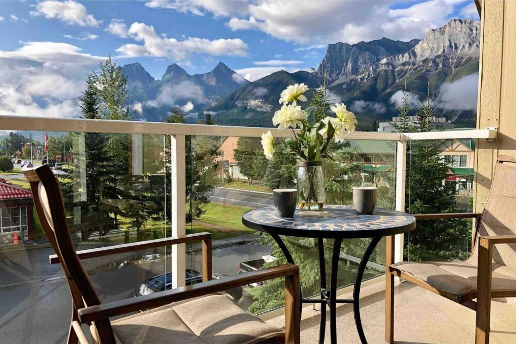 Parkland301 Sunlit 2,000 Ft² Penthouse With Mtn View Apartman Canmore Kültér fotó